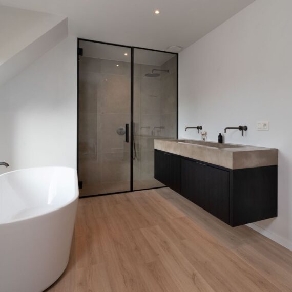 moderne badkamer met bad en douche