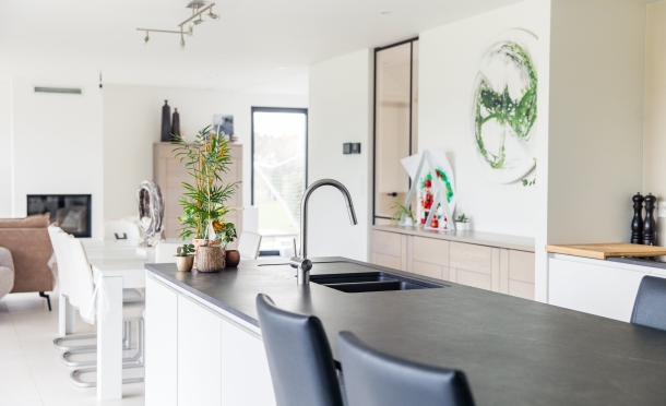 leefrruimte en grote open keuken