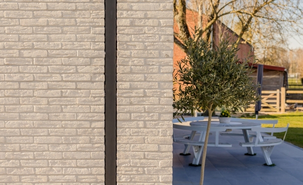 tijdloze-nieuwbouwwoning-in-heule-door-bouwteam-wim-beyaert-zijgevel-detail