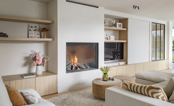 Stijlvolle woonkamerrenovatie met gezellige haardvuur in een moderne stijl