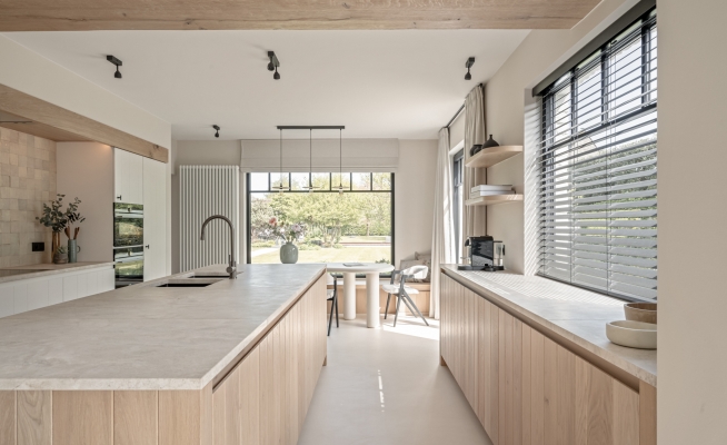 Keuken volledig renoveert met houtaccenten