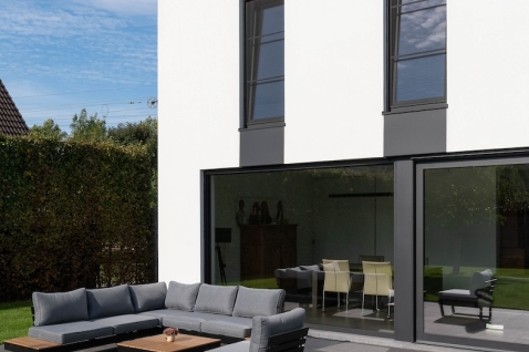 Nieuwbouwwoning met moderne wit zwart gevel