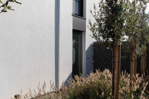 Woning met moderne witte gevel