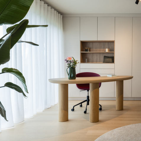 Bureau met ingebouwde kasten
