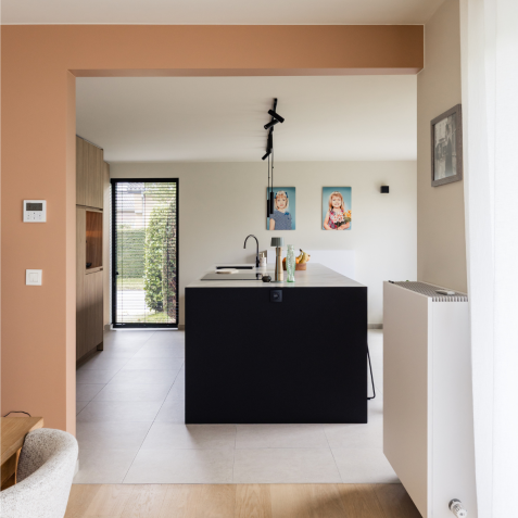 Zicht op de keuken vanuit eetruimte