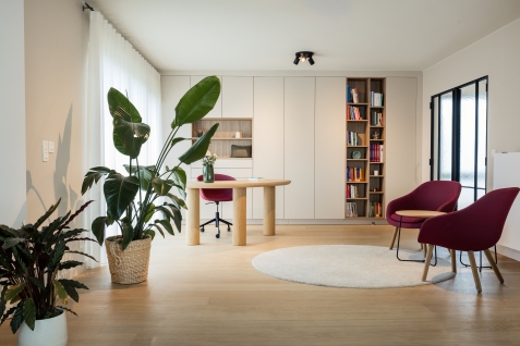 Living met bureau en ingebouwde boekenkast