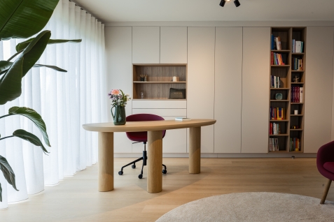 Bureau met ingebouwde kasten