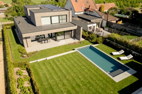 Dronefoto van de nieuwbouwwoning in Anzegem