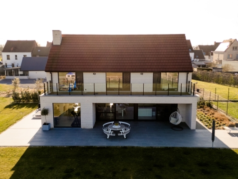 tijdloze-nieuwbouwwoning-in-heule-door-bouwteam-wim-beyaert-droneshot