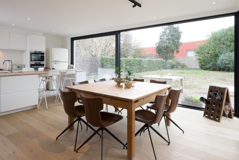 Keuken met leefruimte en zicht op de tuin