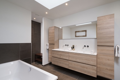 Badkamer met bad en dubbele lavabo
