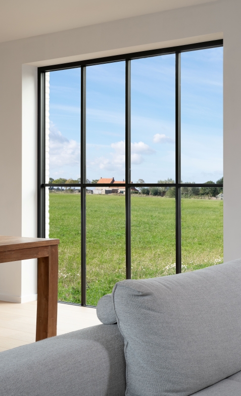Raam met uitzicht op de tuin