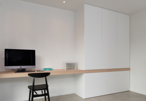 Bureau met ingebouwde kasten