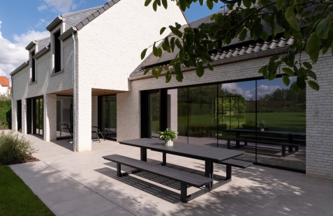 Terras met picknicktafel