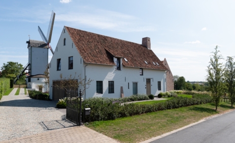nieuwbouwwoning met aanleg tuin met integratie oude molen door bouwteam Wim Beyaert