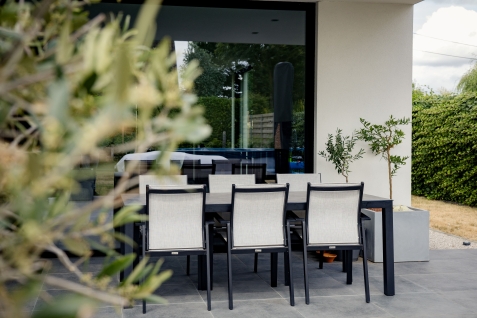 Sfeerbeeld van het terras met overkapping