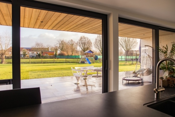 grote glazen wand