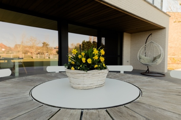 tijdloze-nieuwbouwwoning-in-heule-door-bouwteam-wim-beyaert-tuintafel-detail