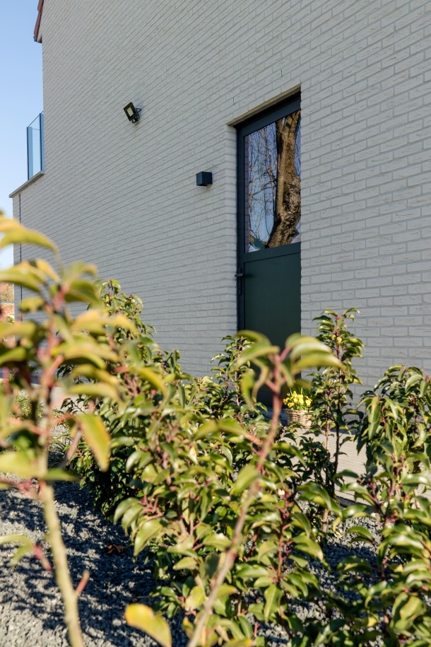 tijdloze-nieuwbouwwoning-in-heule-door-bouwteam-wim-beyaert-zijgevel