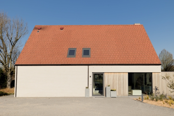 tijdloze-nieuwbouwwoning-in-heule-door-bouwteam-wim-beyaert-voorgevel