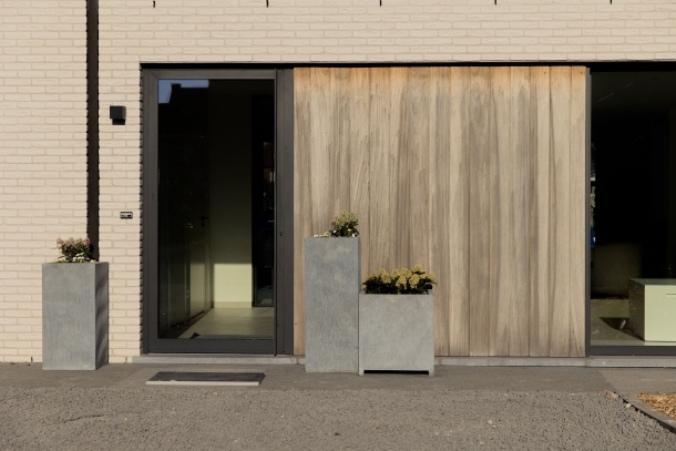 tijdloze-nieuwbouwwoning-in-heule-door-bouwteam-wim-beyaert-achterdeur