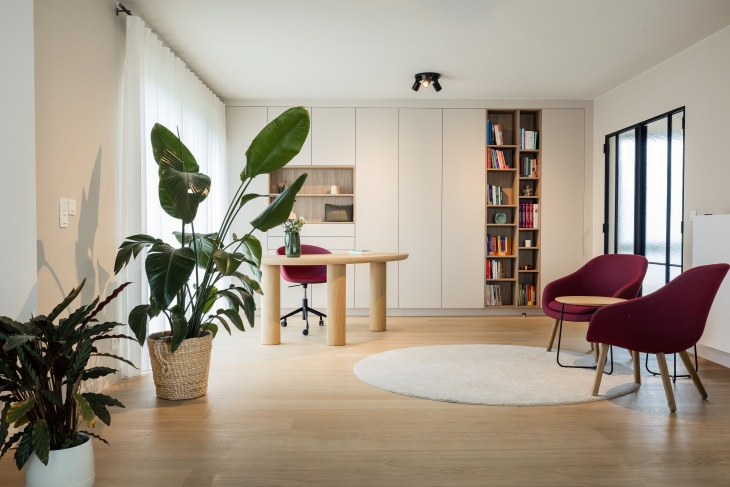 Living met bureau en ingebouwde boekenkast